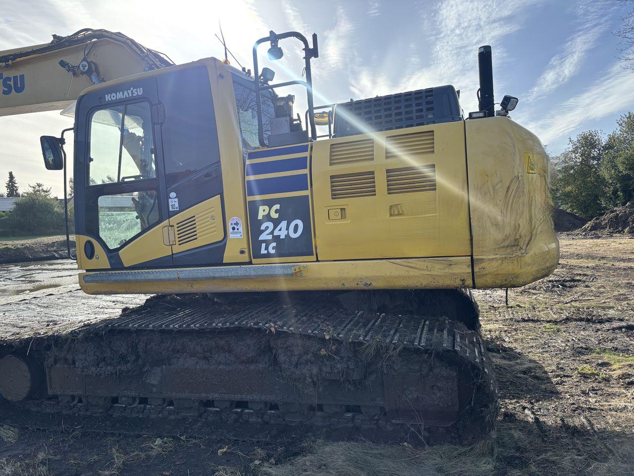 Komatsu PC240LC-11